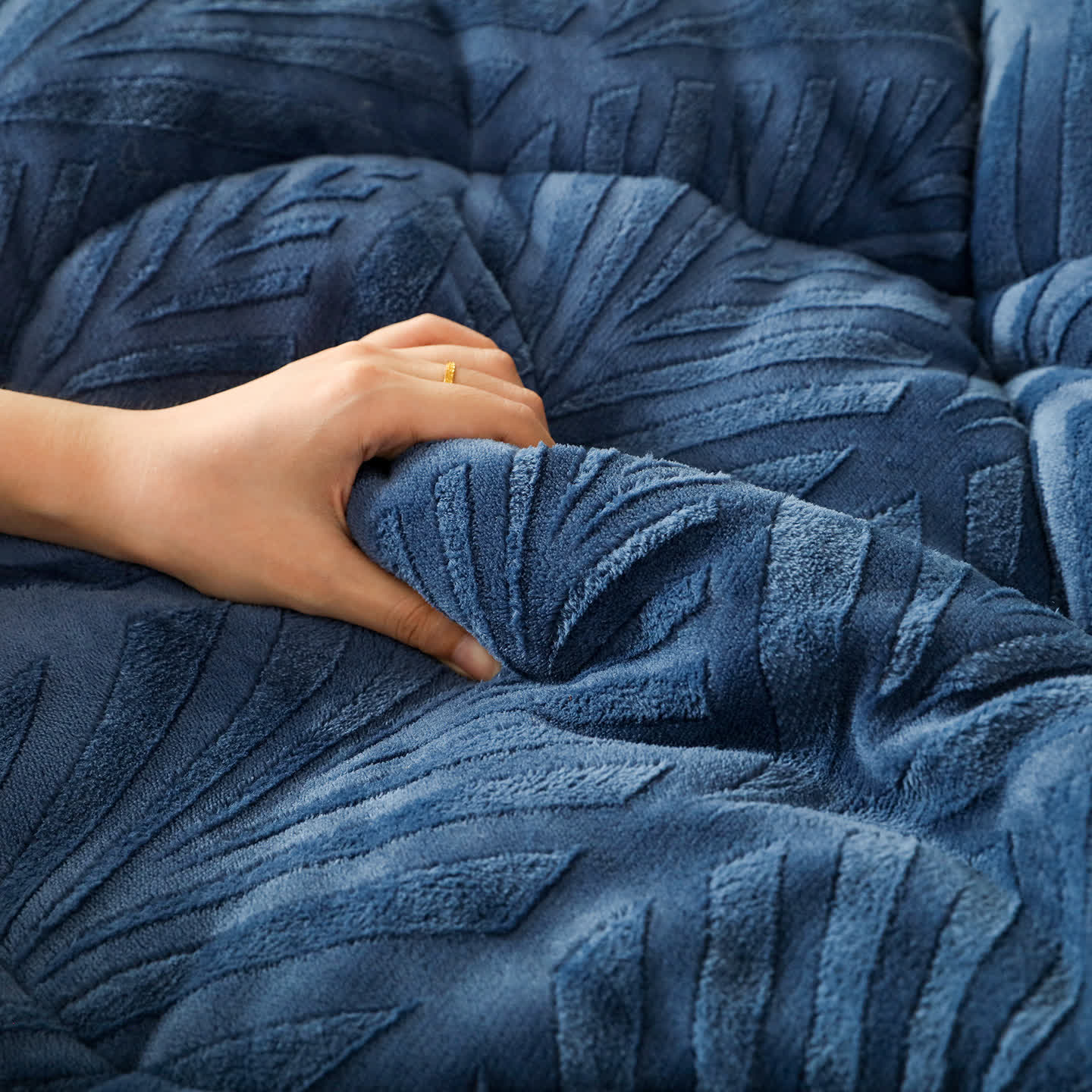 Luxury Embossed Fleece Throw Blanket - image 8