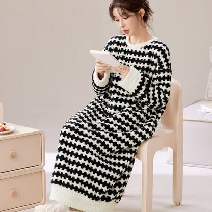 Round Neck Houndstooth Pattern Plush Nightgown - Black & White - L - image 0