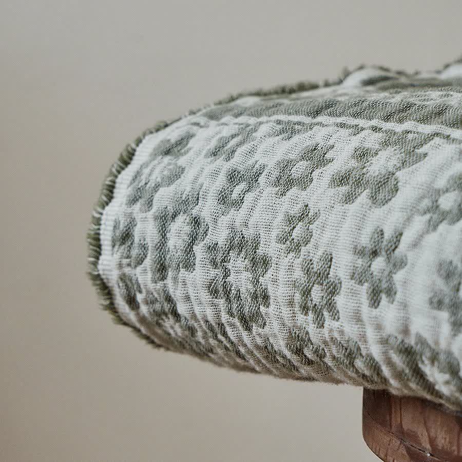 Daisy Pattern Cotton Tassel Blanket - image 6