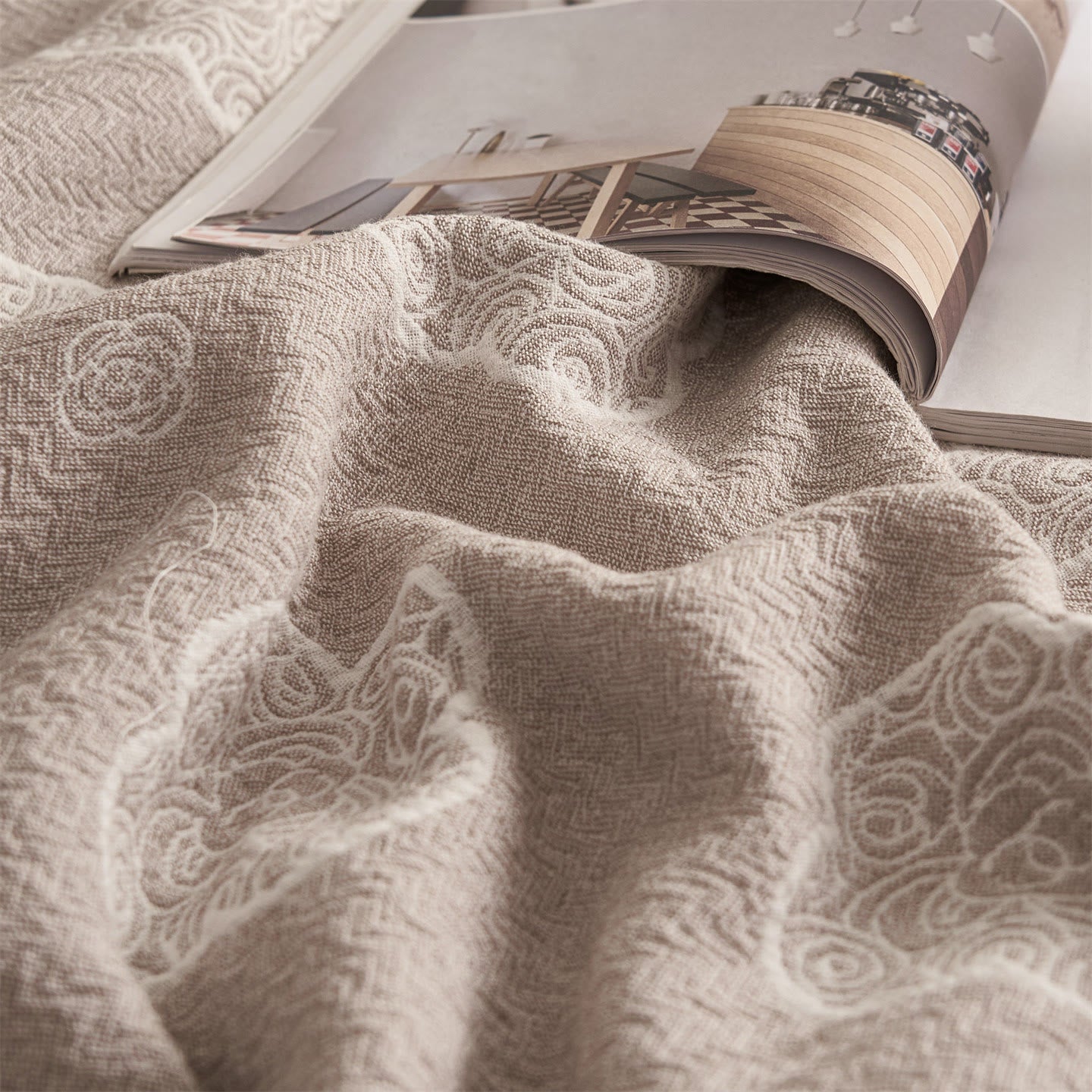 Oriental Ruyi Cloud Jacquard 3-Layer Gauze Quilt - image 3